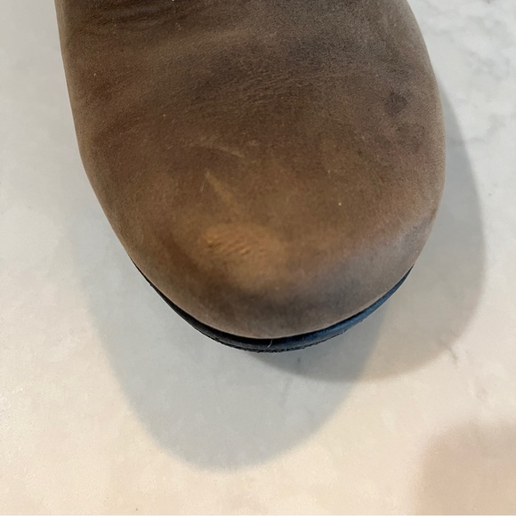 8.5 women’s Clarks loafers. Brown nubuck. - Picture 9 of 10